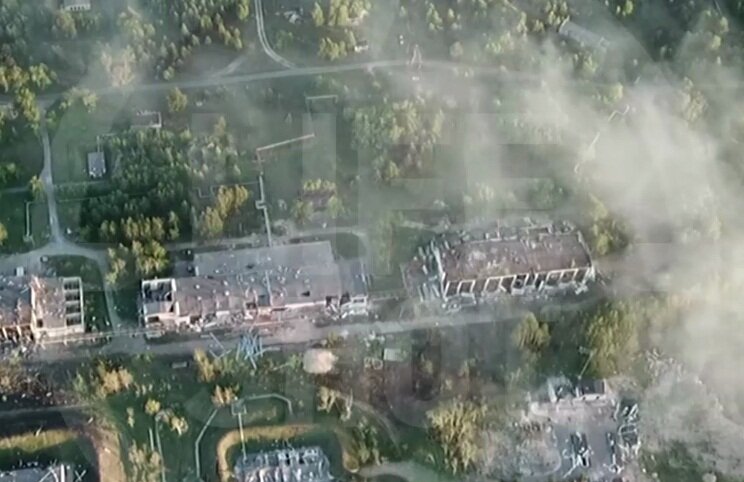Огромная воронка в земле: завод "Кристалл" в Дзержинске после взрывов – кадры с дрона