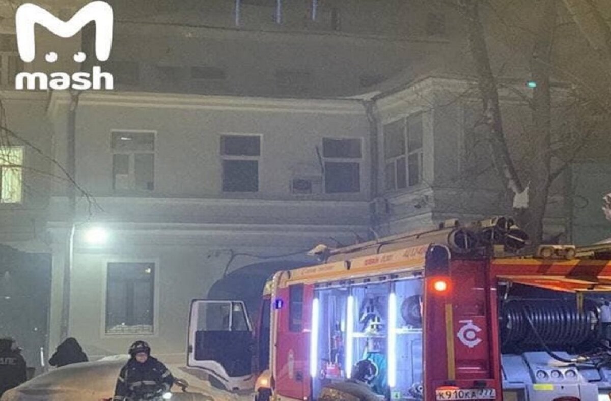 Пожар хостела в Москве: крыша здания обрушилась, разрушив перекрытия