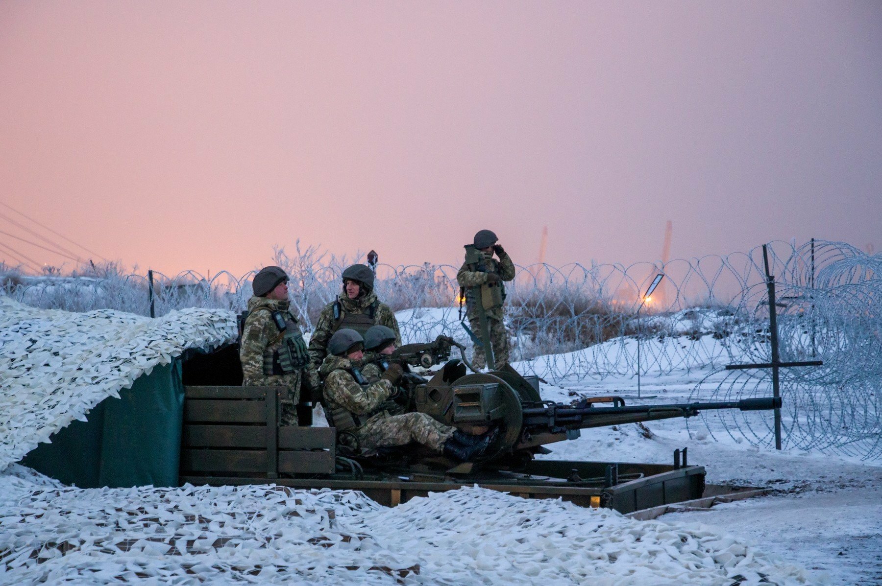 В новогоднюю ночь на Донбассе ВСУ и армия ДНР "поздравили" друг друга семью обстрелами