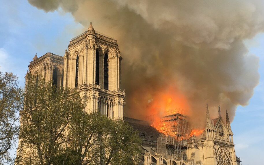 Собор Парижской Богоматери объят мощным пламенем - кадры с места происшествия в Париже