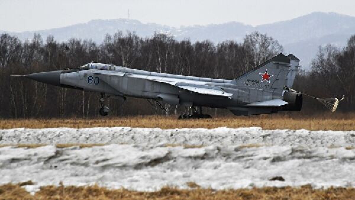 Загорелся двигатель - в Казахстане рухнул военный самолет МиГ-31