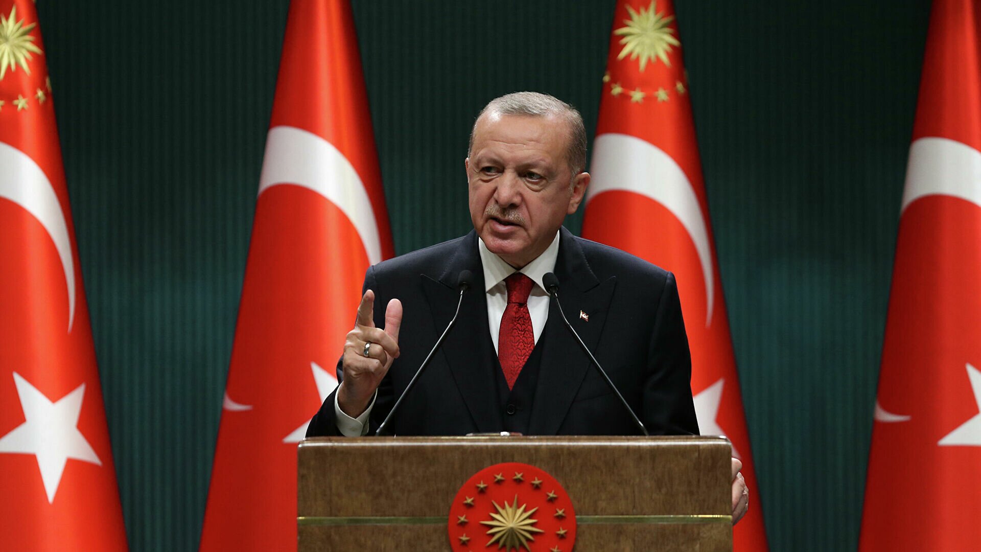 Эрдоган открыто выступил против Макрона и поддержал план Алиева 