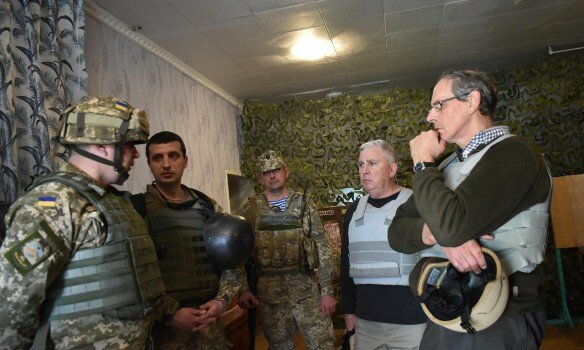 На передовой в Донбассе засветились американские генералы – кадры