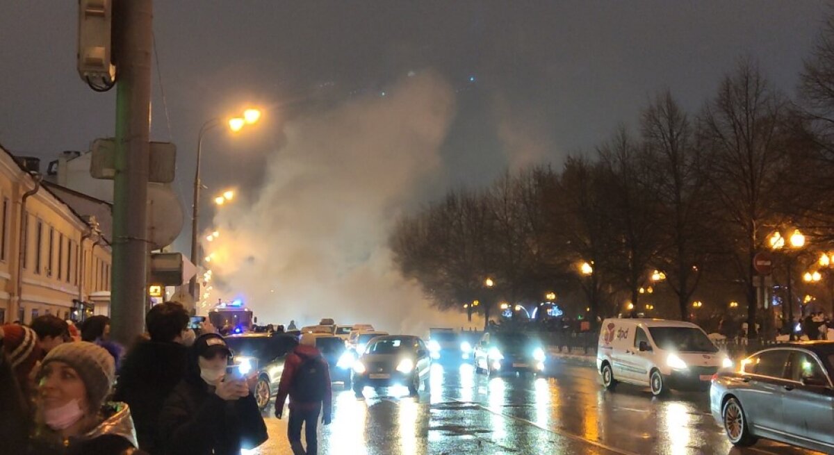 На несанкционированной акции в Москве применили дымовые шашки