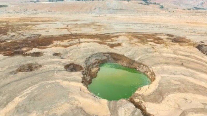 Аномальное явление в Мертвом море: в водоеме исследователи обнаружили более 6500 воронок