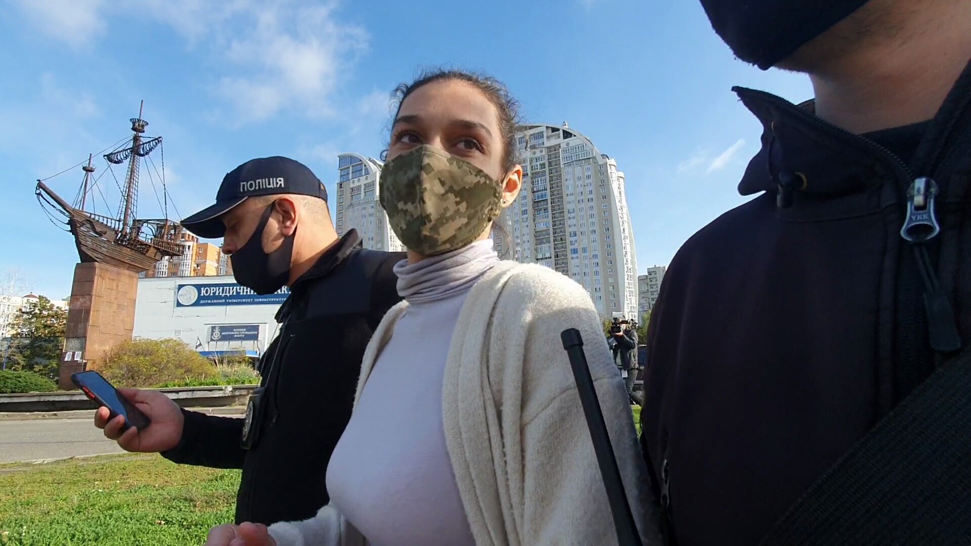 ​Активистка Femen задрала юбку перед Зеленским, пришедшим на голосование: кадры
