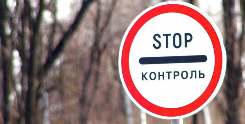 Украинские активисты устроили "флэшмоб" по задержанию автомобилей с российскими номерами
