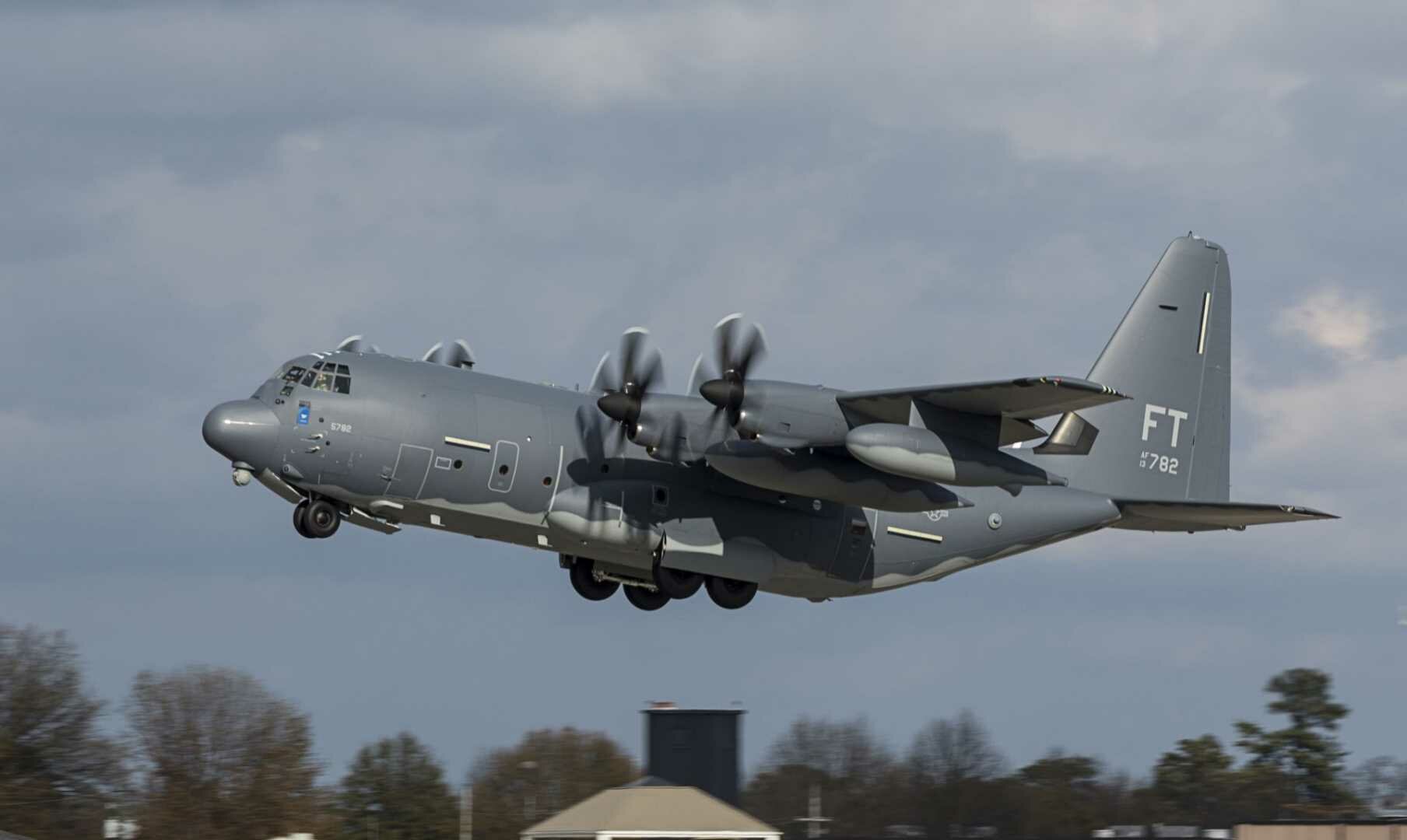 В Киеве сел военно-транспортный самолет ВВС США на фоне обострения в Донбассе 