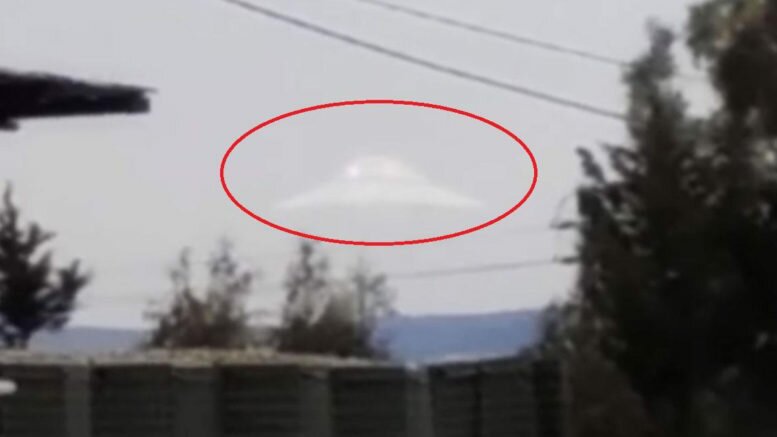 НЛО позволил снимать себя на камеру: жители Ливана увидели зависший в небе внеземной объект – кадры 