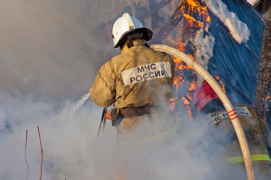 В Краснодаре загорелся большой мебельный центр: МЧС поведало о серьезном распространении огня - кадры