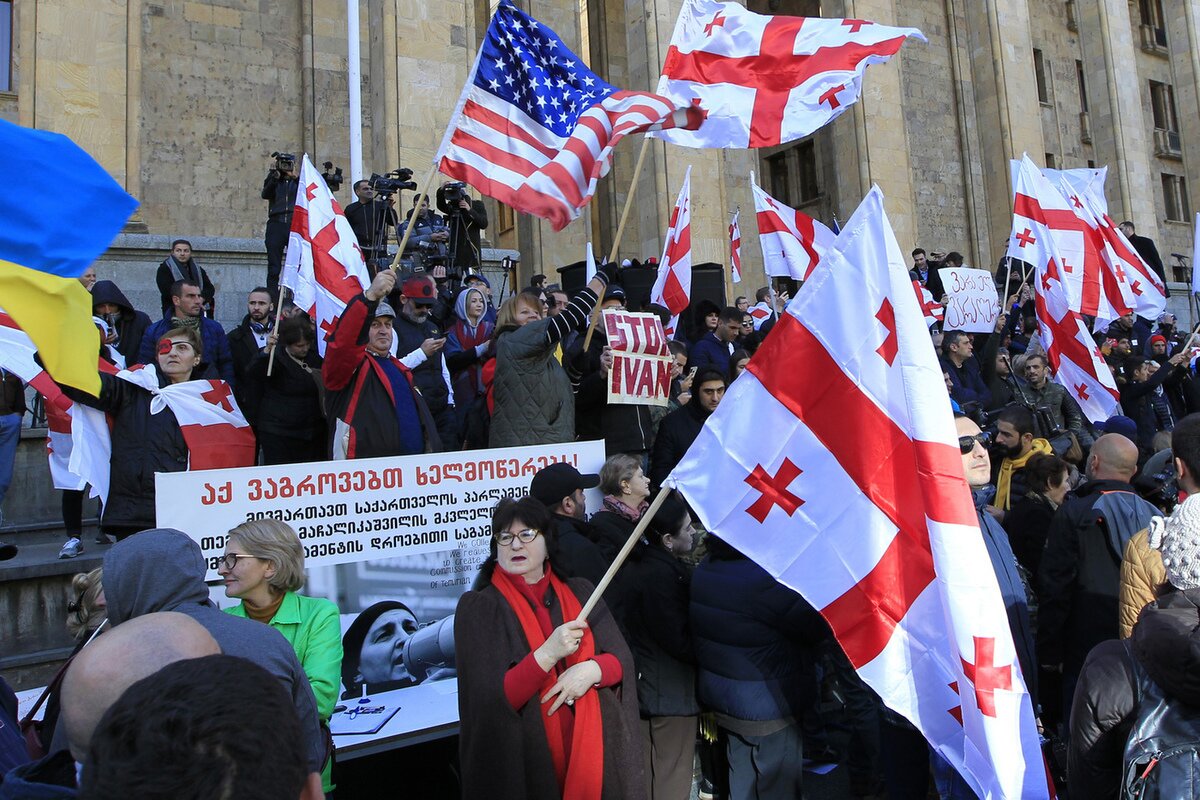 США начали манипулировать и влиять на Грузию