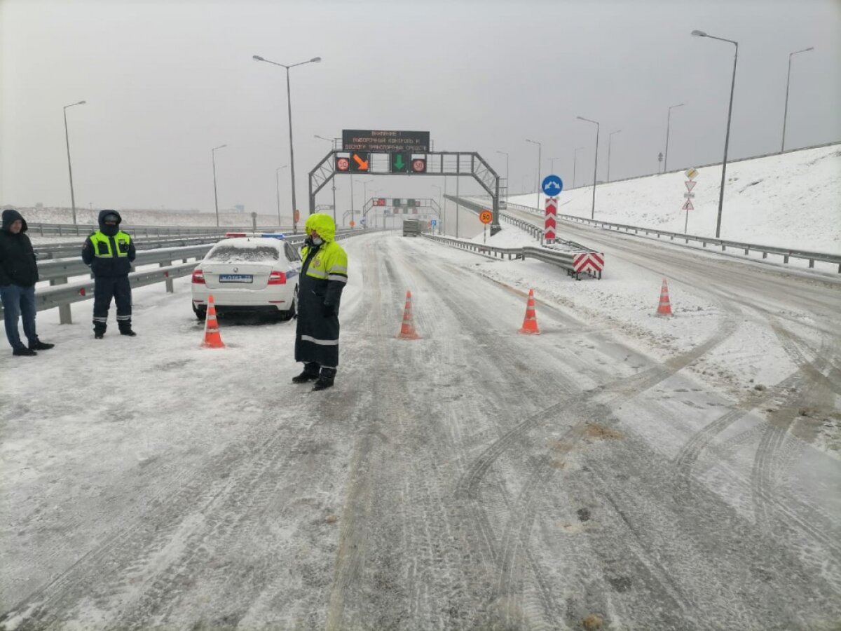 В Сети показали кадры, как за ночь в Крыму выпало полметра снега: Крымский мост впервые дважды перекрыли