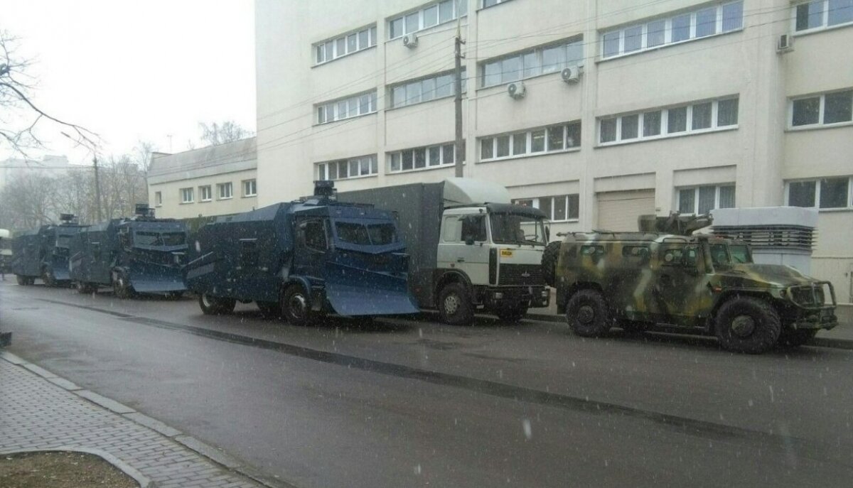 В Минске протестующие сломали водомет, после чего он атаковал силовиков 