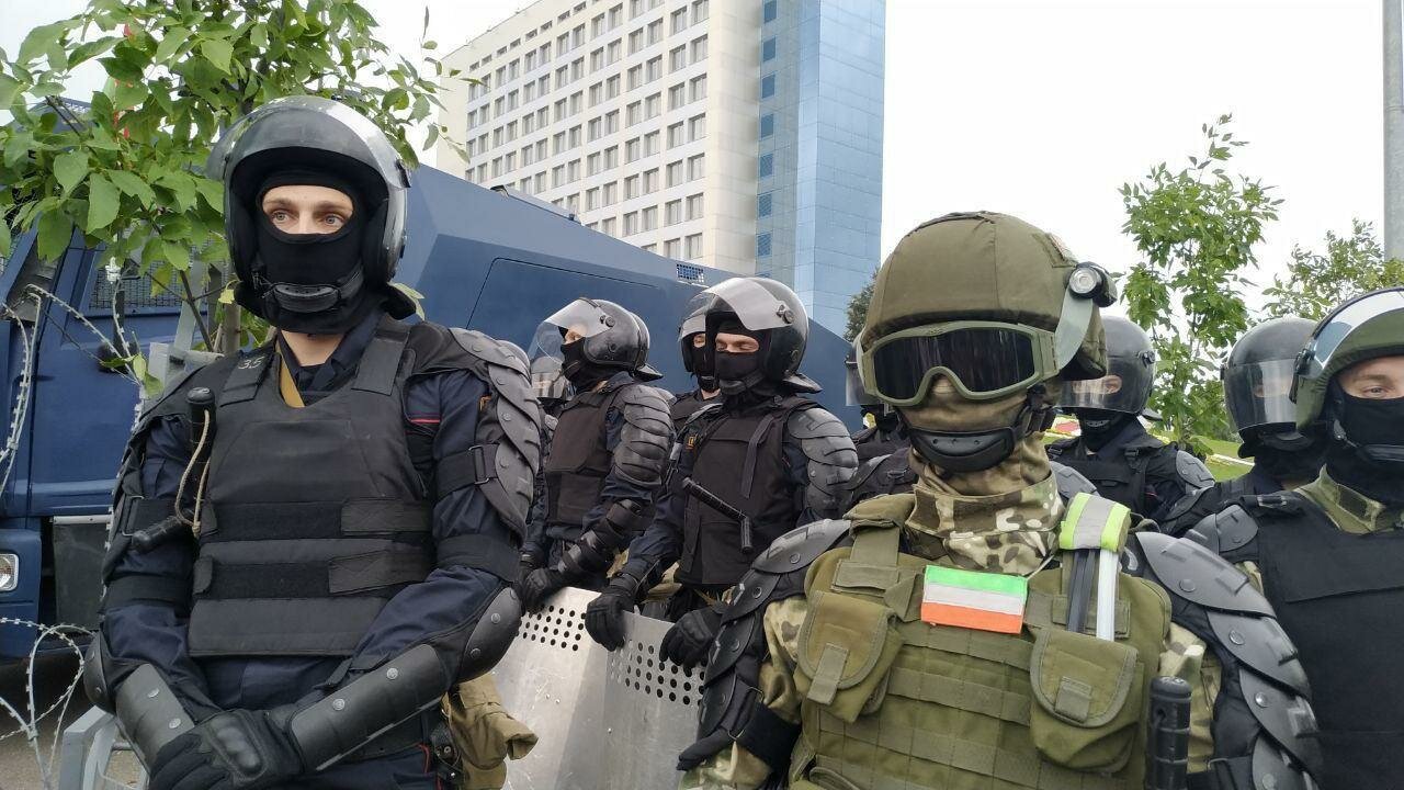 Белорусские силовики объяснили нашивки с "флагами республик РФ"