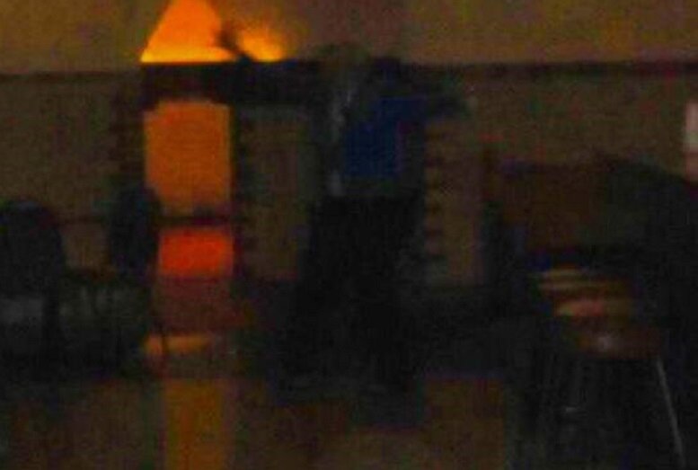 Фантом на месте разборок мафиози: в старом банкетном зале мужчина сфотографировал безголового призрака 
