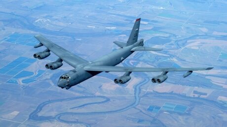 ​Два бомбардировщика ВВС США В-52 летят в сторону Крыма