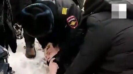 В Красноярске на митинге Навального полицейский спас протестующего во время приступа