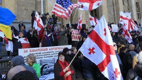 США начали манипулировать и влиять на Грузию