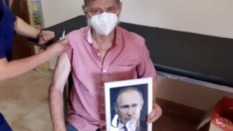 Мэр Роке Переса привился "Спутником V", держа портрет Путина