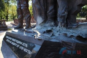 ЛНР, памятник, теракт, взрыв, повреждение, милиция, скульптура, казак,