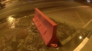 лопнула магистральная труба, лобовое стекло разбилось, автомобиль накрыло, трасса, разрыв трубы, куски асфальта