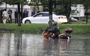 затопленная москва, потом, ливень, мчс, штормовое предупреждение
