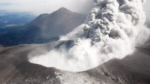 вулкан, Кришима, Япония, вулкан, Ио Яма, столб дыма, метеорологи, извержение, вулкан Шинмопр
