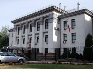 киев, радикалы, посольство, полиция, повреждение