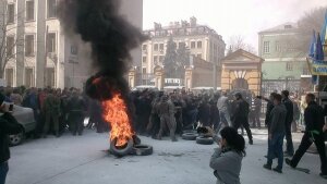 киев, беспорядки, администрация порошенко, бессрочная акция, покрышки, шины, столкновения, полиция