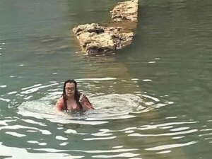 китай, айфон, озеро, женщина прыгнула в воду за смартфоном, фото