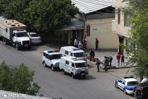 Армения, Ереван, полиция, захват здания, бронетехника, ворота