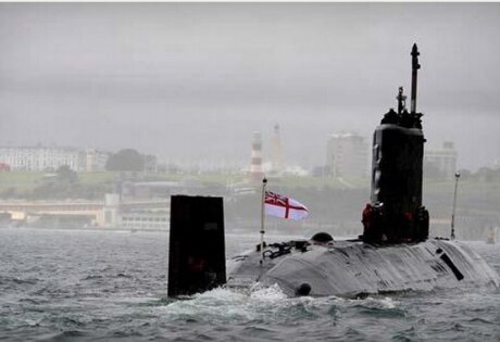 Британская подводная лодка напоролась на дрейфующую льдину при слежке за российскими кораблями