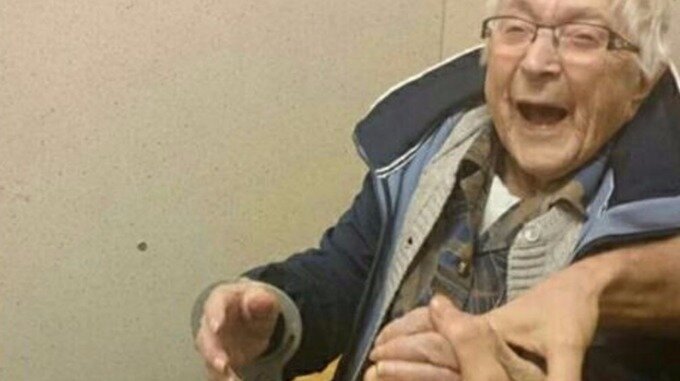 Девушка в наручниках лизает ноги фото Девушка в наручниках лизает ноги фото