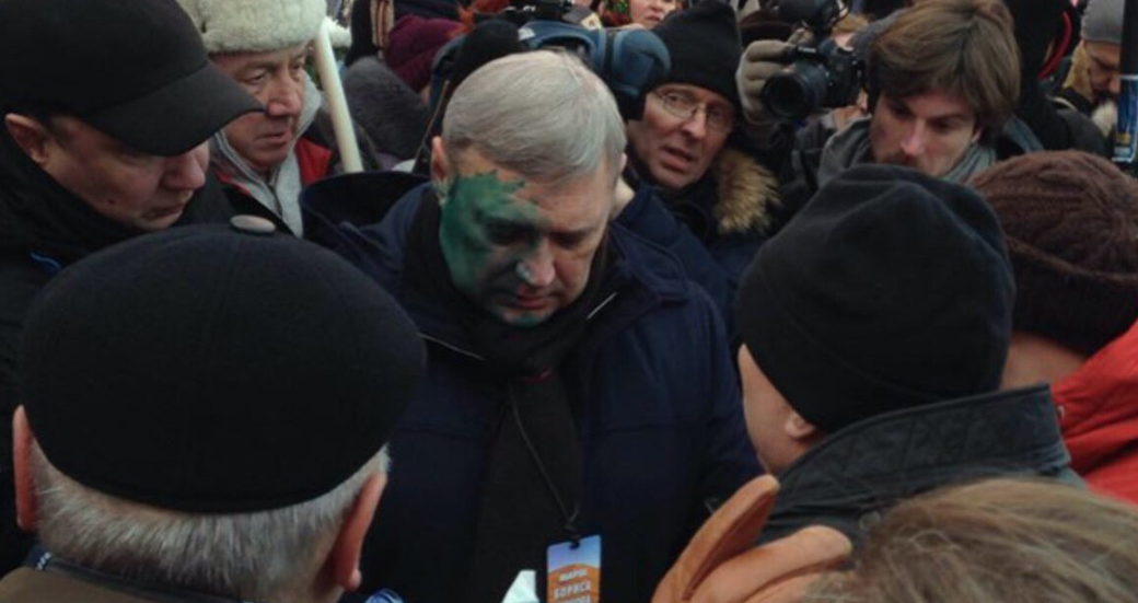 Неизвестный плеснул зеленкой в лицо Касьянову на марше памяти Немцова в столице РФ