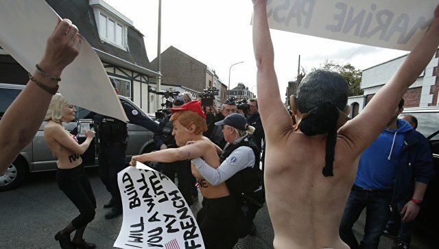 Активисток Femen задержали около избирательного участка Марин Ле Пен