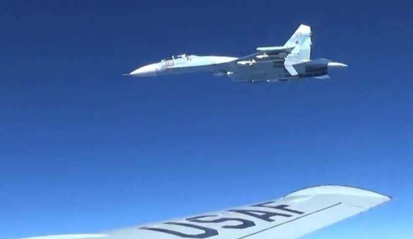 Пентагон обнародовал фото сближения Су-27 с североамериканским RC-135U