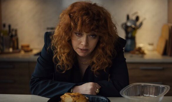 Сериал Netflix про постоянно умирающую женщину приняли за байопик о Пугачевой