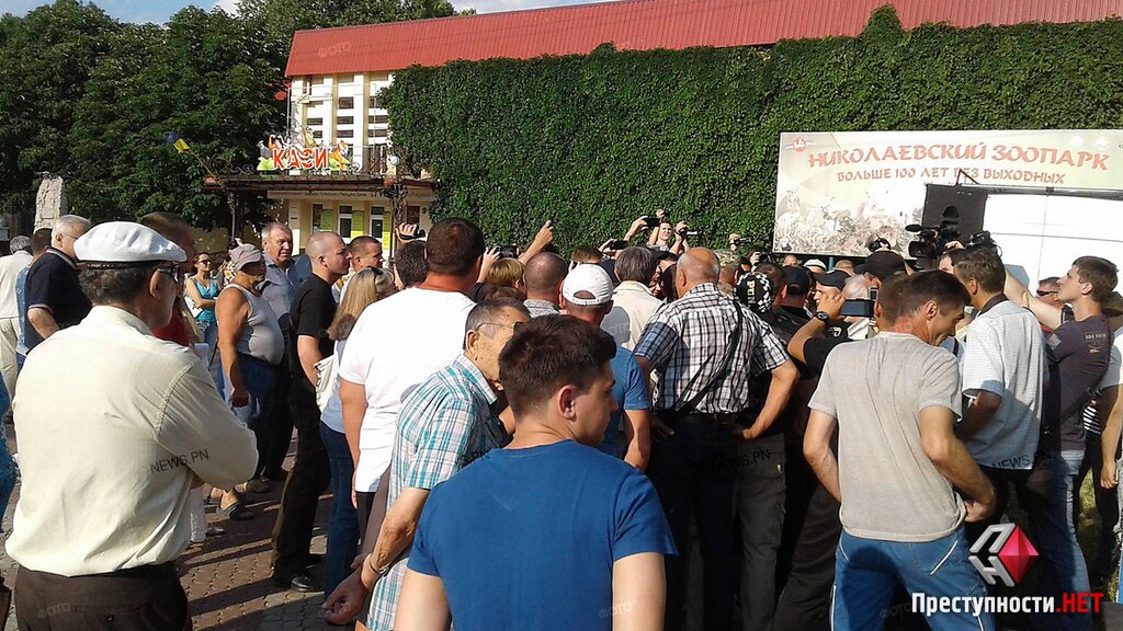 В Николаеве забросали яйцами народного депутата Надежду Савченко