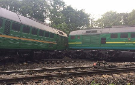Два поезда столкнулись в Хмельницкой области, пострадали дети и взрослые