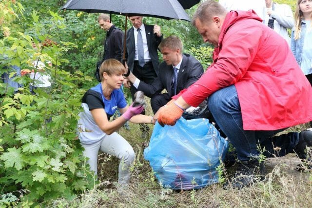 Эстонский президент убрала мусор в парке в Днепропетровске