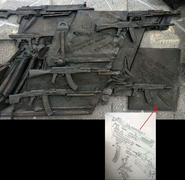 Автор памятника Калашникову начал демонтаж плиты с чертежом немецкого автомата Автор памятника Калашникову начал демонтаж плиты с чертежом немецкого автомата