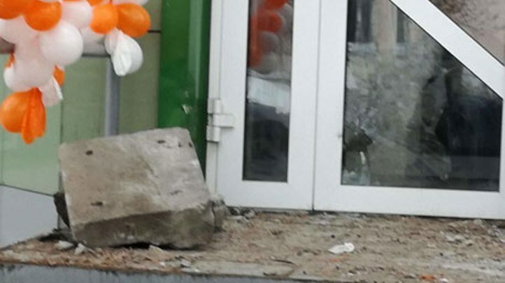 В Алтайском крае на крыльце магазина женщину насмерть придавило куском бетонного фасада