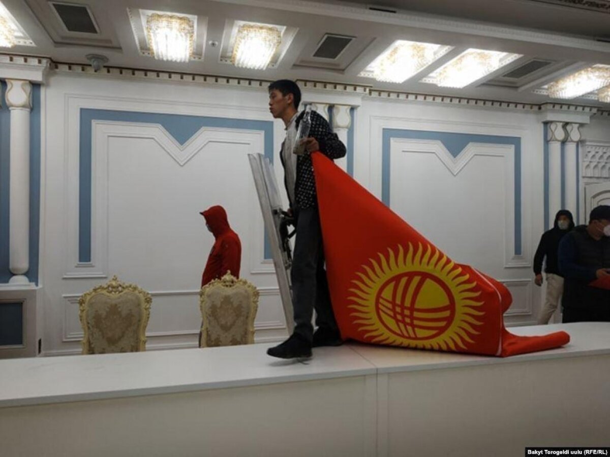 ​Оппозиция Бишкека избрала нового мэра: опубликованы кадры из Белого дома