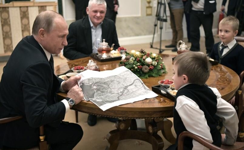 Тяжелобольной мальчик одним словом описал подарок от Путина – кадры