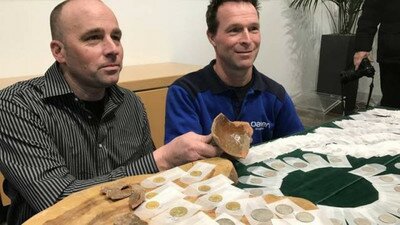 В Нидерландах ученые выявили горшок с 500 серебряными и золотыми монетами XV века