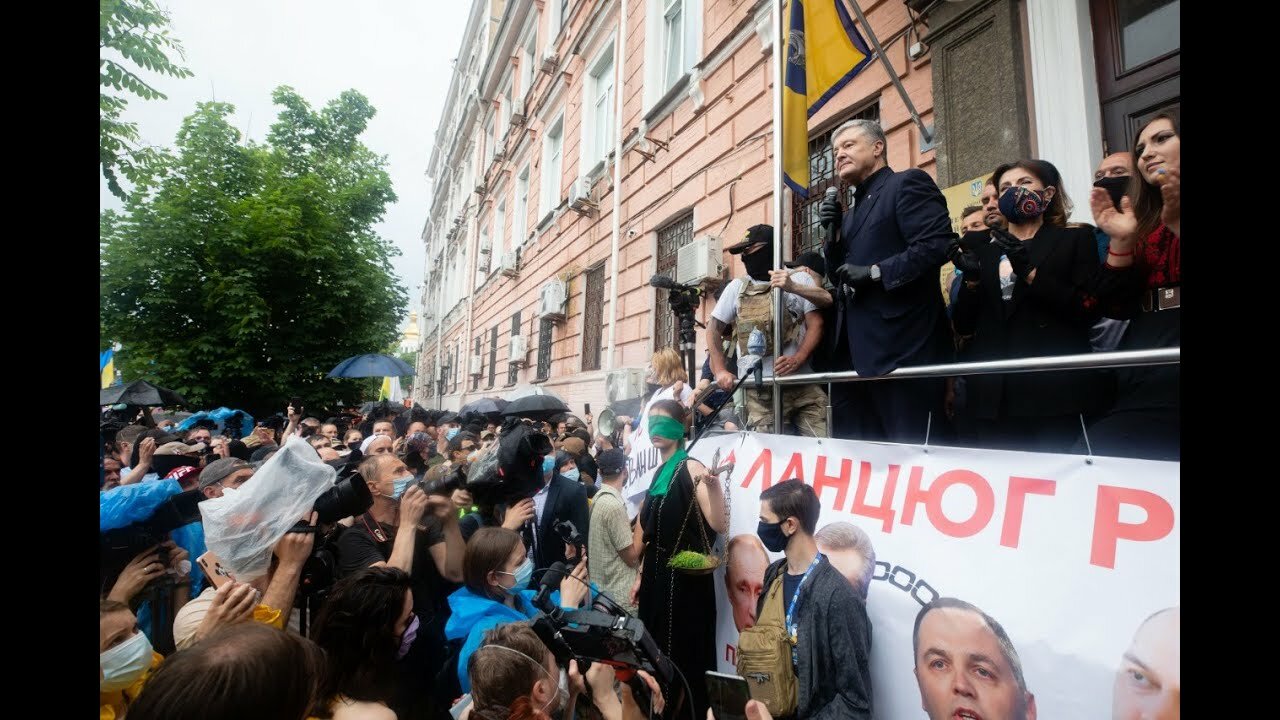 ​Выступление Порошенко у здания суда: разбитая камера и фальшивые деньги