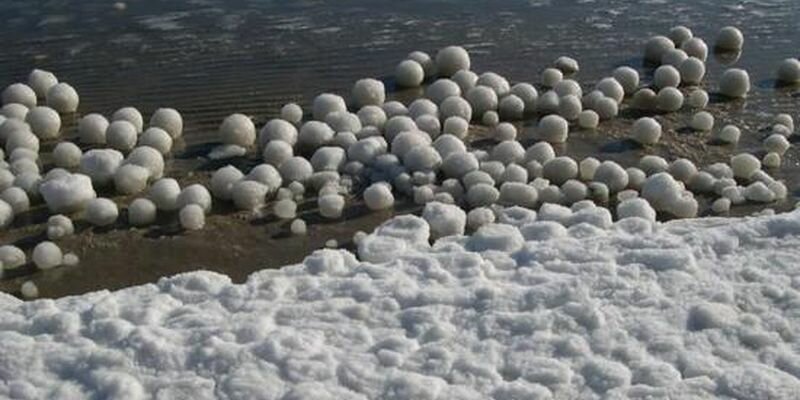 В научном мире рассказали, почему на побережье Ямала появились ледяные шары гигантских размеров