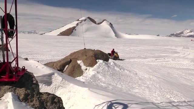 Зловещая маска, за которой череда смертей: в арктическом метеорите нашли злосчастный артефакт