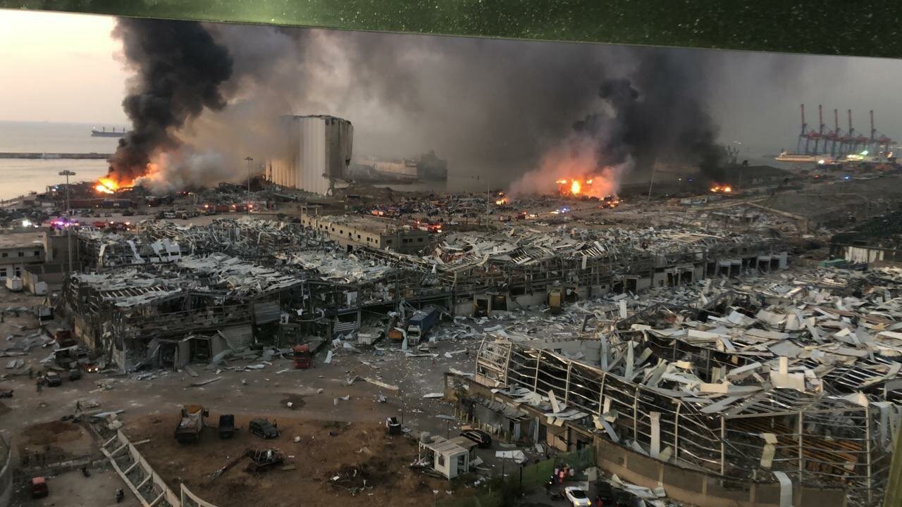 ​Показаны последствия катастрофического взрыва в Бейруте, "уничтожившего" город