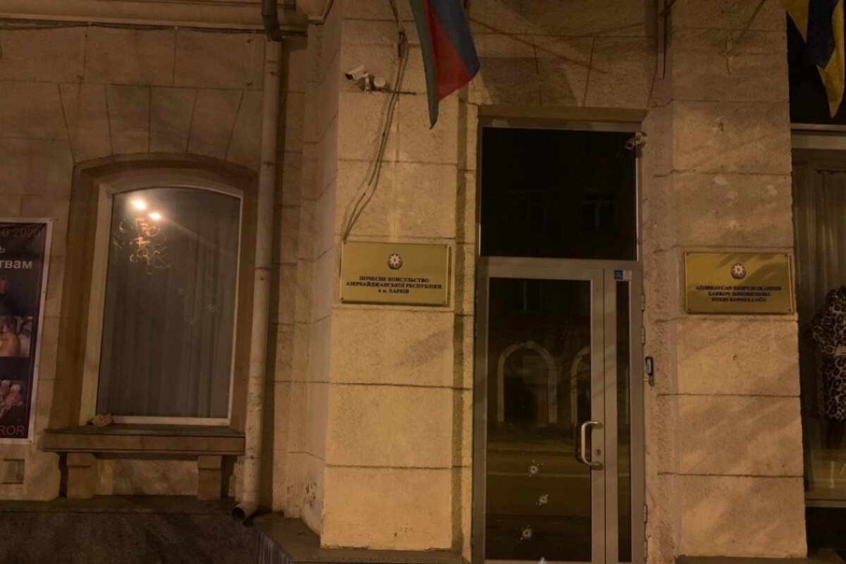 "Эхо" карабахской войны: в азербайджанском МИДе обвинили армян в обстреле консульства в Харькове